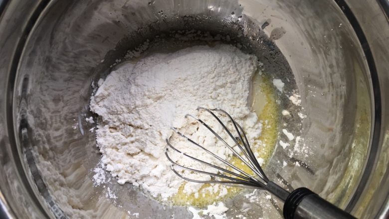 松饼,倒入低粉,用手抽按Z形方式搅拌均匀。