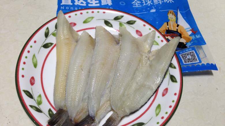 双味烤冰鱼,
#南极直达#的冰鱼从冷冻室放入冷藏室自然化冻。(南极直达与京东冷链深度合作,“零融化”到家,双层包装不用担心干掉)
