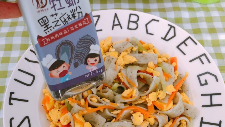 时蔬蛋炒裙带菜短面,出锅撒点牡蛎黑芝麻粉,补锌
