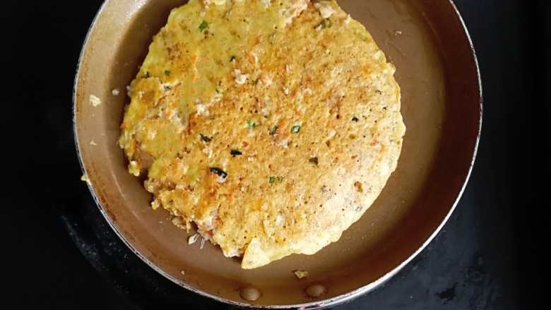 燕麦虾仁蛋饼,煎至两面微黄即可出锅(翻面一定要小心,不然容易散)