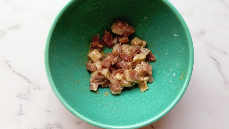 宝宝辅食—毛豆胡萝卜炒和牛,和牛解冻洗干净后,切丁用玉米淀粉和宝宝酱油腌15分钟