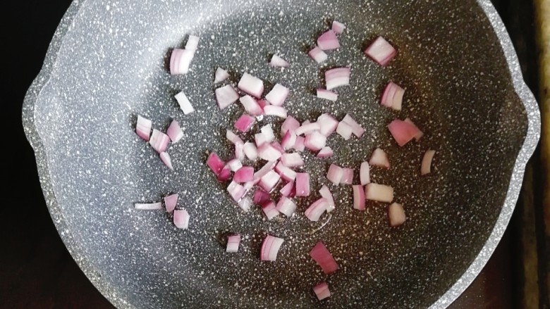 宝宝辅食—毛豆胡萝卜炒和牛,锅内倒入少许油,倒入洋葱炒香