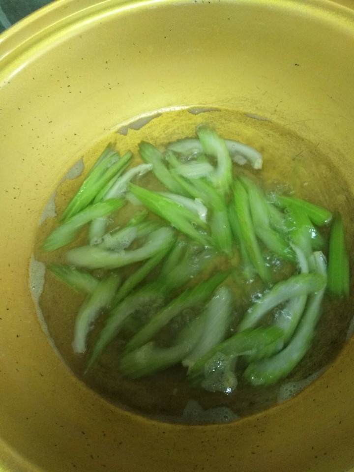 凉菜拼盘,芹菜切条放入锅中煮熟,加少许盐