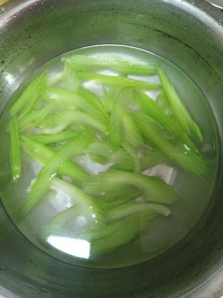 凉菜拼盘,煮熟后放入冷水,然后控干水分