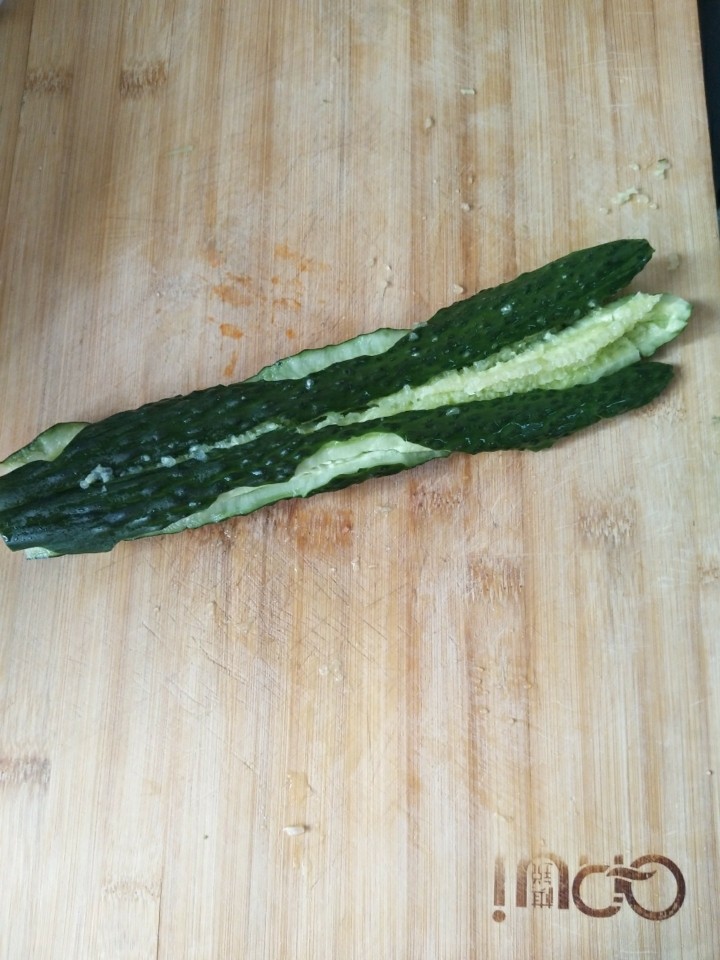 凉菜拼盘,黄瓜拍碎,这样比较方便,也可以切成片