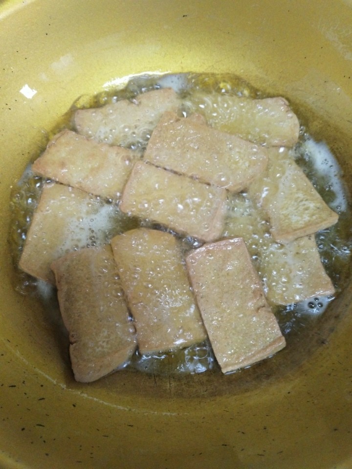 凉菜拼盘,将控干的豆腐再放入锅中炸至金黄,捞出控油