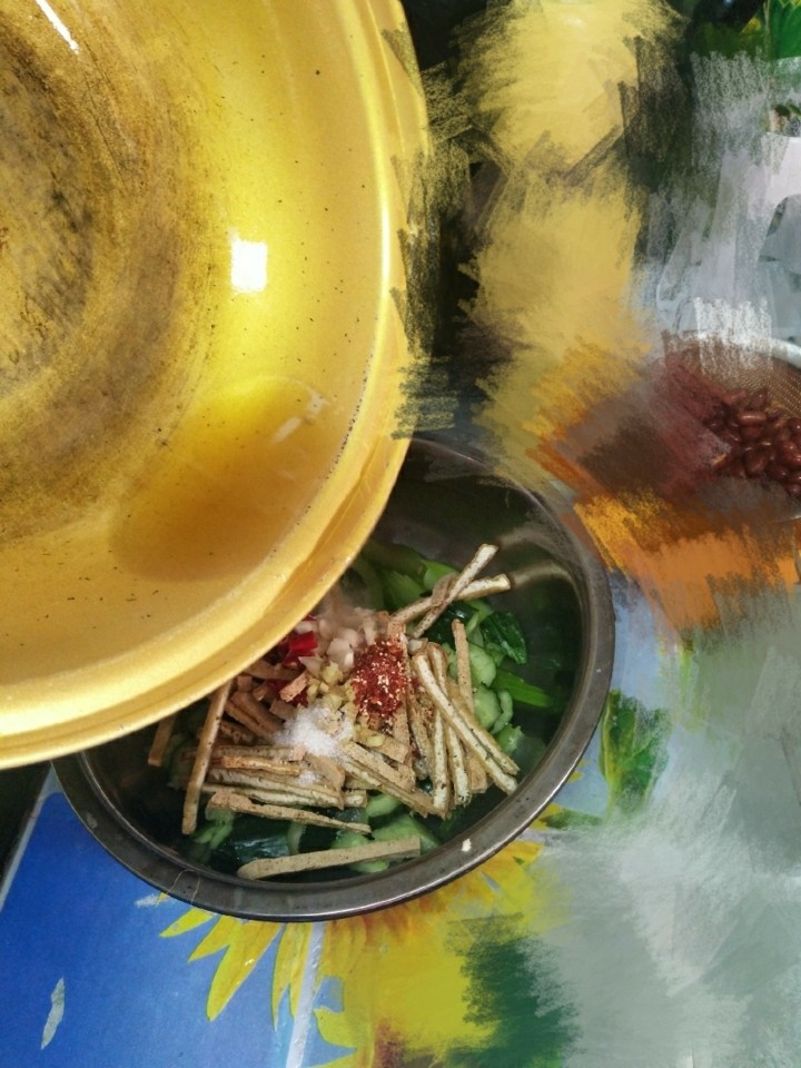 凉菜拼盘,油热后倒入盆中,加适量盐搅拌均匀