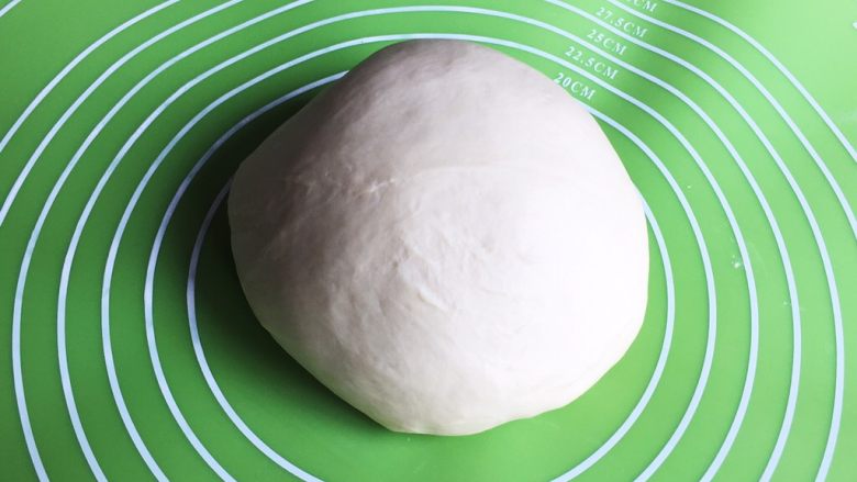 培根香葱面包卷,拿出整理一下,放入烤箱中发酵。