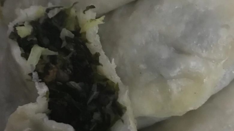 大连正宗海菜包子,包好后蒸25分钟左右焖一会就可以出锅啦！太鲜啦