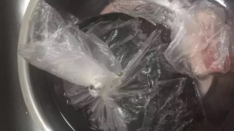 大连正宗海菜包子,海菜、猪肉解冻