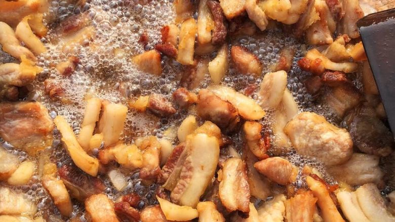 大连正宗海菜包子,锅里放油，多一些，把猪肉丁放锅里炸成“肉滋”，炸熟炸金黄即可，切的肉丁有点大了，不要太大哦