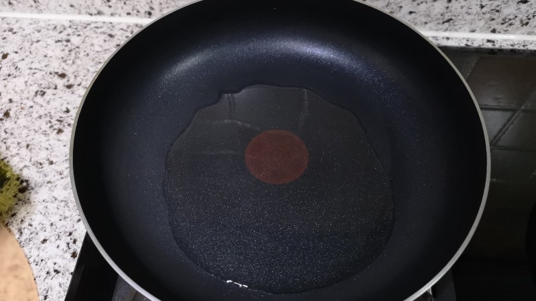 紫菜包饭,平底锅放植物油烧热(一定要小火)