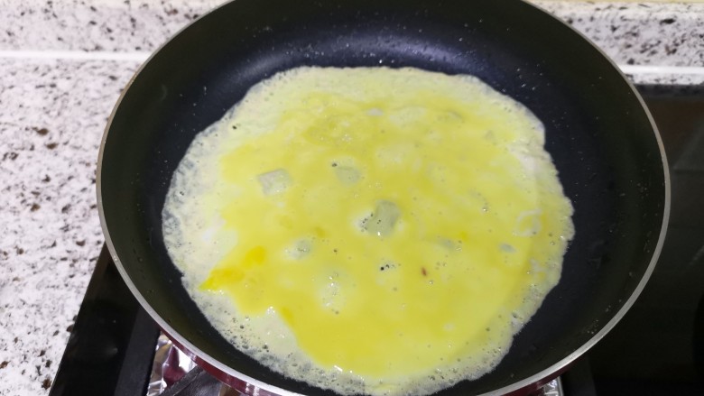 紫菜包饭,箭至图中样子,准备翻面