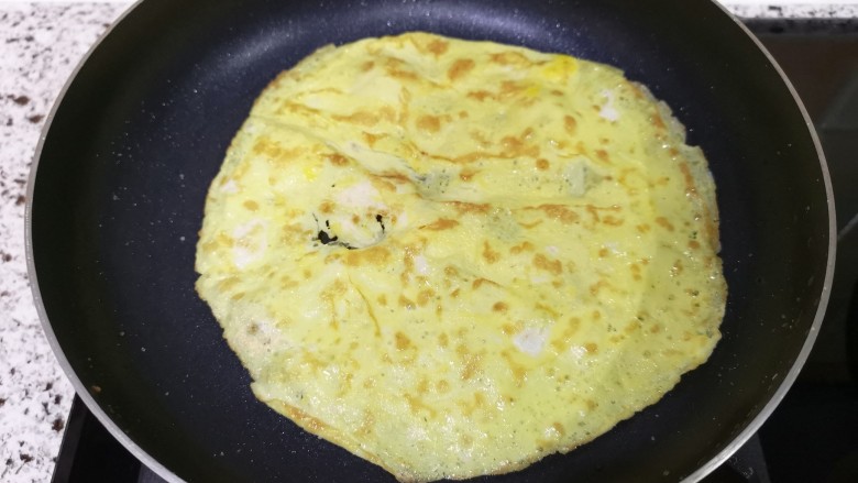 紫菜包饭,再翻一次面,让鸡蛋饼成色更好,味道也更好呦!
