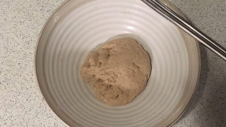 全麦豆沙软欧,拌匀,盖上保鲜膜,室温发酵3小时,再放冰箱12小时即可使用