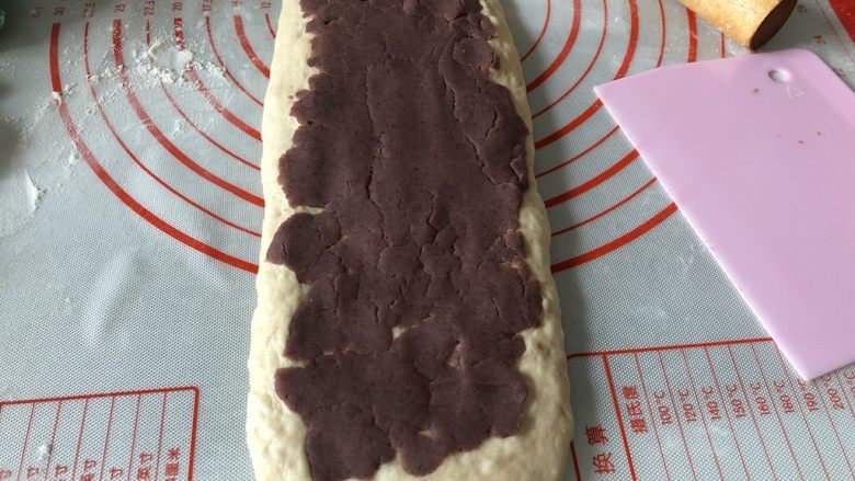 全麦豆沙软欧,松弛好的面包体擀长,铺上一层豆沙,我豆沙是自己炒的,也可以买现成的
详细步骤请看我的菜谱,自制红豆沙
