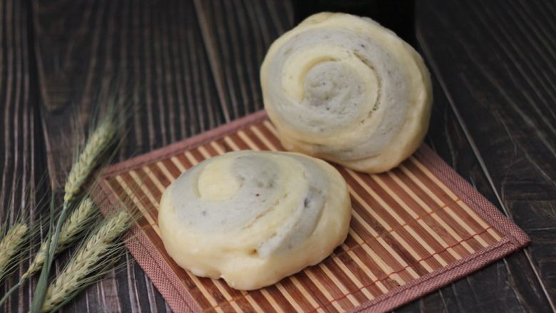 黑枸杞圈圈馒头,美味就完成啦! 大家喜欢我的菜谱记得点赞和收藏哦! 欢迎评论留下您的宝贵意见! 谢谢啦!