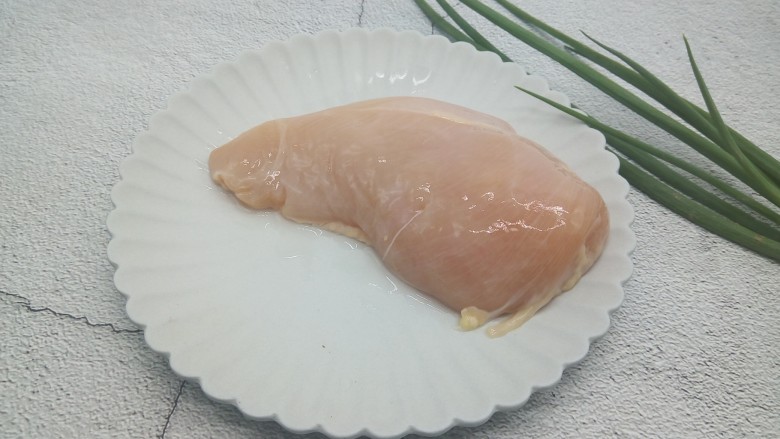 休闲小零食~鸡肉松,<a style='color:red;display:inline-block;' href='/shicai/ 101'>鸡胸肉</a>与葱准备好了。