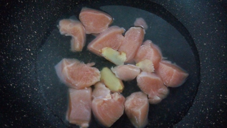 休闲小零食~鸡肉松,锅里加适量的水,加生姜片少许。