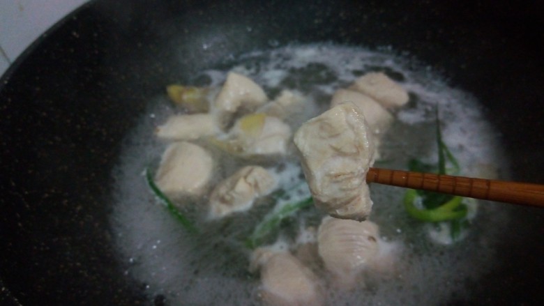 休闲小零食~鸡肉松,煮到筷子可以扎进去就说明熟了。