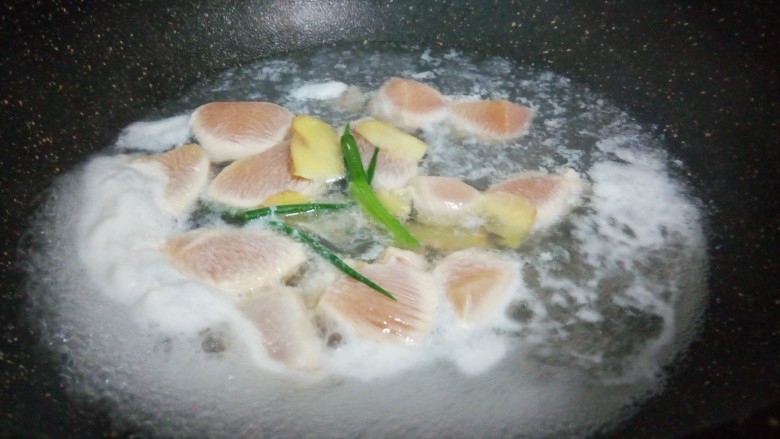 休闲小零食~鸡肉松,葱段少许,开大火煮开。
