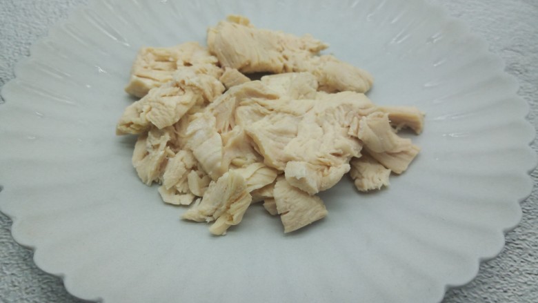 休闲小零食~鸡肉松,擀面杖将鸡胸肉擀开。