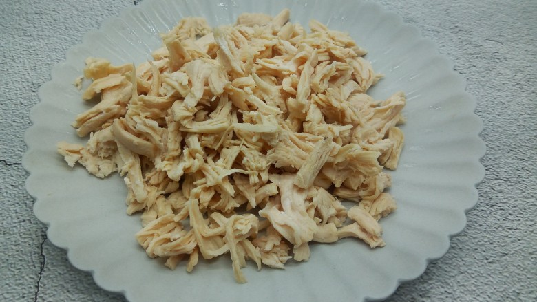 休闲小零食~鸡肉松,用手撕小条状。