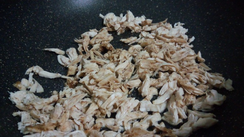 休闲小零食~鸡肉松,<a style='color:red;display:inline-block;' href='/shicai/ 788'>生抽</a>2勺,小火翻炒出水分。