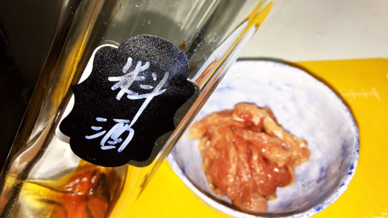 茄汁西葫芦肉片,<a style='color:red;display:inline-block;' href='/shicai/ 4430'>里脊肉</a>需要先腌制一会,放入料酒