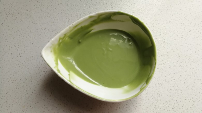 抹茶猫咪甜甜圈,再把剩下的白巧克力中加入抹茶粉,搅拌混合均匀。