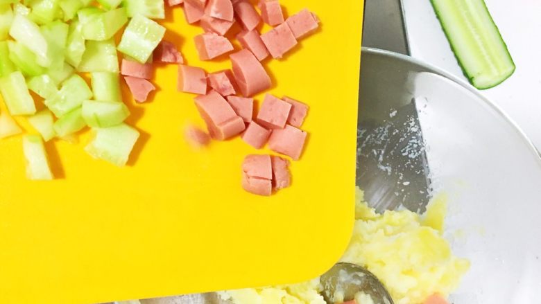 不一样的土豆沙拉,先放入不用叮的食材