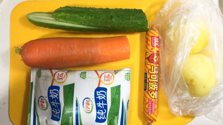不一样的土豆沙拉,土豆扒皮放入食品袋