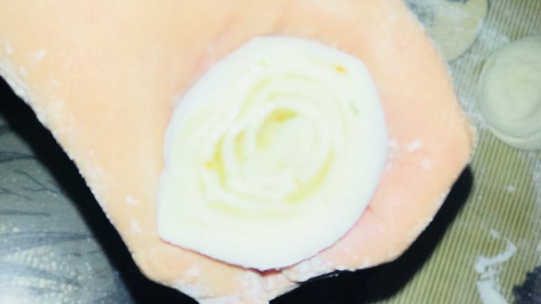 家常千层油饼,把面卷切成合适大小的小面卷,两头捏紧按成小面饼。