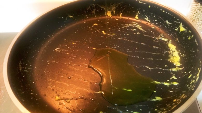 上海菜-银鱼跑蛋,锅内再放入食用油,这次要比前一次多