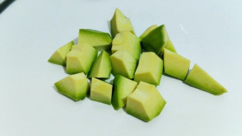 夏季必备~减脂水果色拉,去皮,切小块。