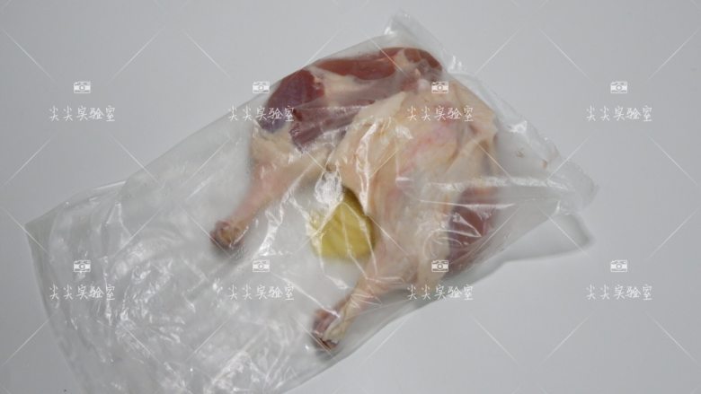 香酥鸭腿,取一个保鲜袋,将鸭腿和姜片放进去