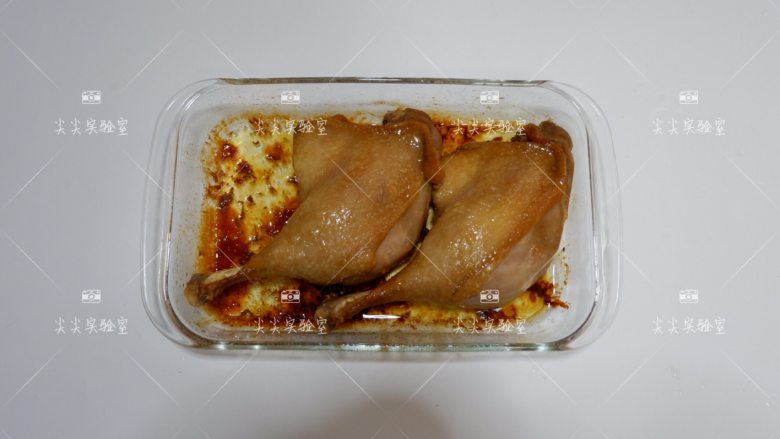香酥鸭腿,将鸭腿打熟