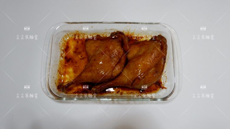 香酥鸭腿,取出抹上<a style='color:red;display:inline-block;' href='/shicai/ 31426'>红烧酱油</a>上色
