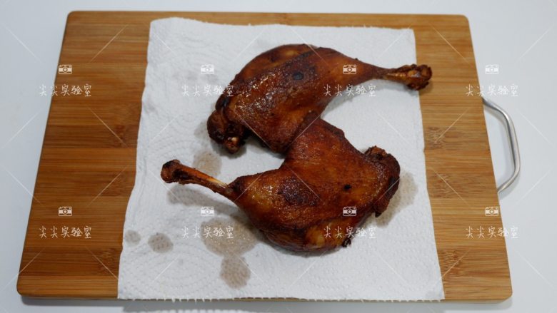 香酥鸭腿,捞出沥干油,