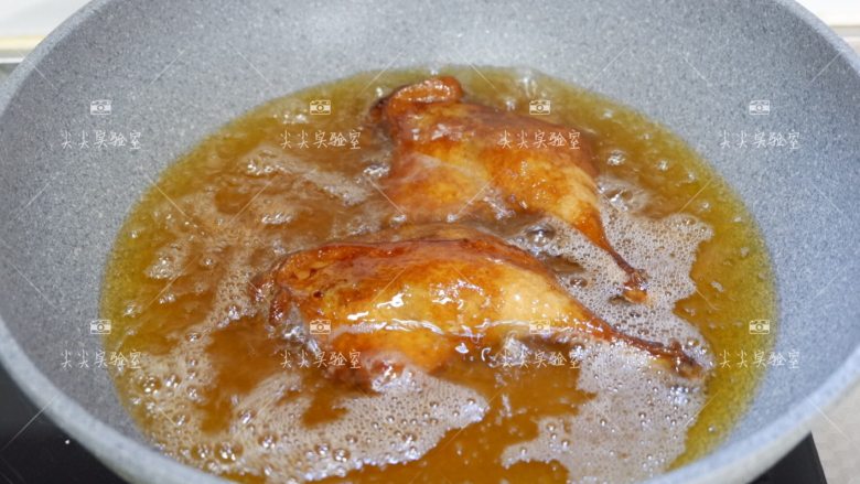 香酥鸭腿,起锅热油,下入鸭腿