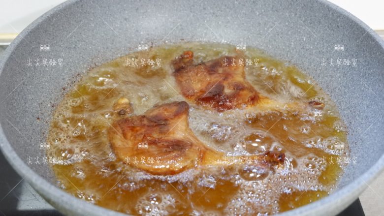 香酥鸭腿,翻动着煎炸至表皮酥脆
