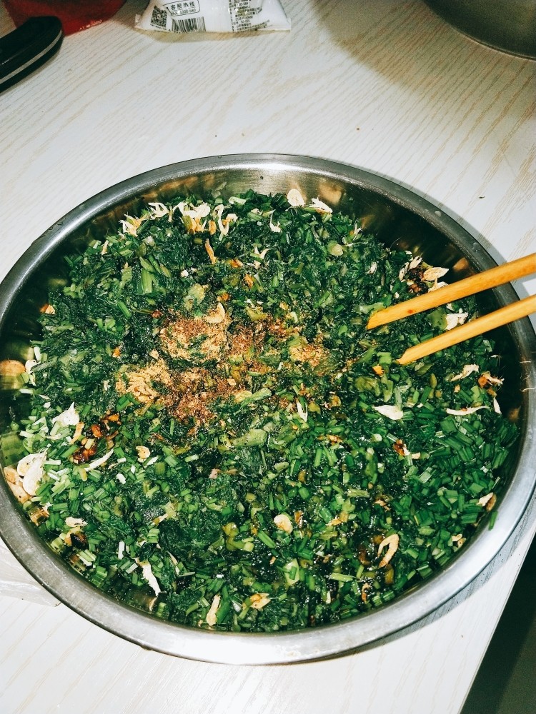 馅饼子,把菜都切啦!加入<a style='color:red;display:inline-block;' href='/shicai/ 288'>虾皮</a>,加入生抽,十三香,香油,食用油,盐!