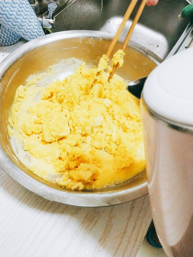 馅饼子,用滚开的水烫玉米面!