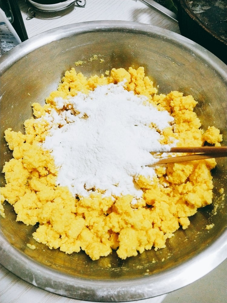 馅饼子,等玉米面稍微凉一些,加入白面,揉在一起!