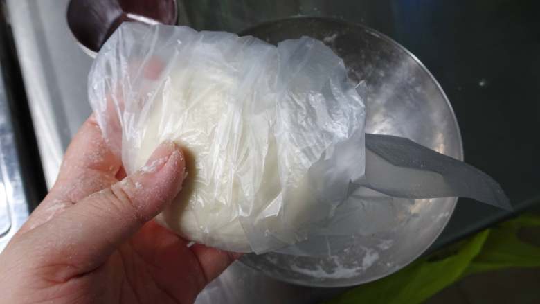 自製鍋貼,將麵團放到塑膠袋內鬆弛15分鐘,麵團鬆弛過後變軟,比較好桿開來。等候的中間可以拌餡料。
