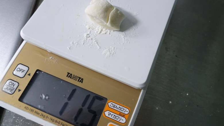 自製鍋貼,麵團鬆弛完成後取出放在檯面上搓成長條。
將麵團搓成長條狀用,在分成10-12g一劑(含餡料盡量控制在28g內)的份量,不要一次全部分割,避免乾掉,其他放塑膠袋內保持溼度。