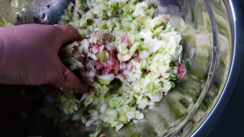 自製鍋貼,再將蔥花加入,拌勻後,再將脫水後的高麗菜加入,拌勻,備用。