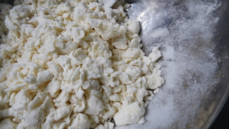 自製鍋貼,倒入後怕手燙到,記得用湯匙攪拌成雪花狀