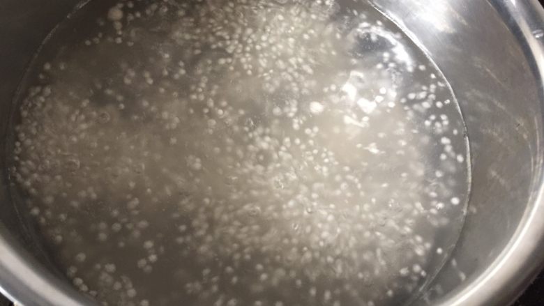 芒果椰汁西米露,水开后放入小西米
