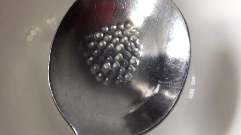 芒果椰汁西米露,大火煮至西米中间有个小白芯即可关火,盖上锅盖焖15分钟成透明状